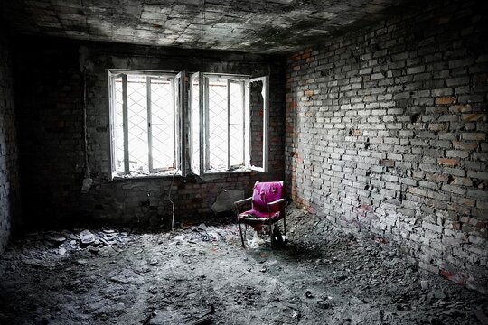 Lila Stuhl vor einem Fenster in einem Lost Place