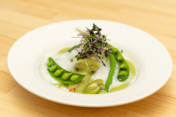 グリーンピースのソースと真鯛のポワレ
