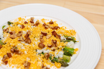 グリーンアスパラのミモザサラダ