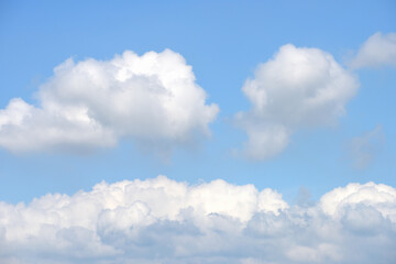 水色の奇麗な空に浮かぶかわいらしい白い雲