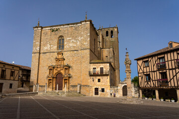 Mayor square and Santa Ana church in the medieval village of Peñaranda de Duero at sunset, Burgos, Spain. - obrazy, fototapety, plakaty
