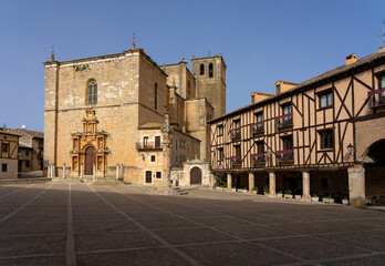 Fototapeta na wymiar Mayor square and Santa Ana church in the medieval village of Peñaranda de Duero at sunset, Burgos, Spain.