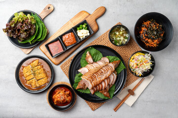 Korean food, pig's feet, spicy, bossam, pork, boiled pork, oysters, side dishes, kimchi, cabbage, perilla leaves, cabbage, garlic, pepper, pork cutlet