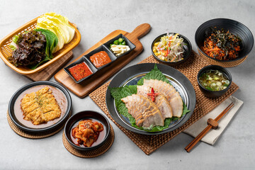 Korean food, pig's feet, spicy, bossam, pork, boiled pork, oysters, side dishes, kimchi, cabbage, perilla leaves, cabbage, garlic, pepper, pork cutlet
