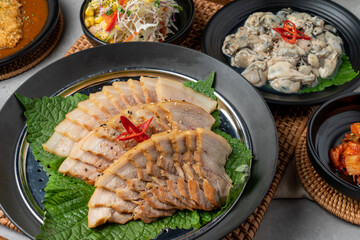 Korean food, pig's feet, spicy, bossam, pork, boiled pork, oysters, side dishes, kimchi, cabbage, perilla leaves, cabbage, garlic, pepper, pork cutlet