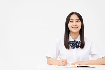 Naklejka premium 制服を着た日本人女子高校生/白背景スタジオ撮影 
