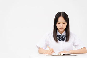 Naklejka premium 制服を着た日本人女子高校生/学習塾/白背景スタジオ撮影 