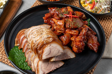Korean food, pig's feet, spicy, bossam, pork, boiled pork, oysters, side dishes, kimchi, cabbage, perilla leaves, cabbage, garlic, pepper, pork cutlet