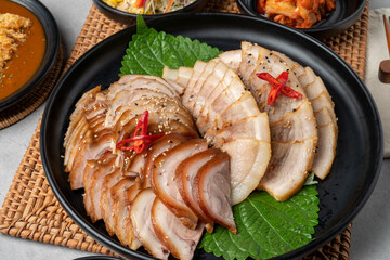 Korean food, pig's feet, spicy, bossam, pork, boiled pork, oysters, side dishes, kimchi, cabbage, perilla leaves, cabbage, garlic, pepper, pork cutlet