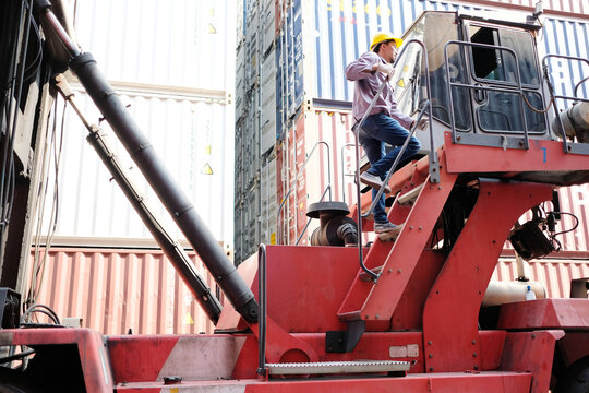 Forklift drivers lift shipping containers or containers.