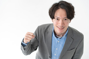 ガッツポーズをする男性