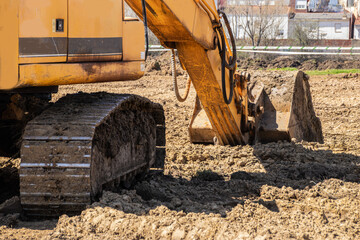 Excavadora preparando el terreno para una nueva construcción - obrazy, fototapety, plakaty