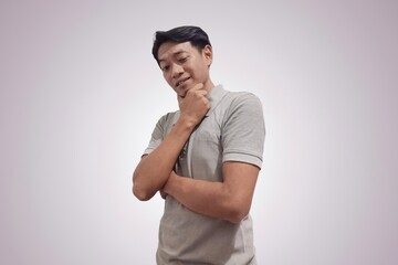 Obraz premium young asian handsome man smiling, enjoying life, feeling happy, friendly, satisfied and to insert an ad. Copy space image.