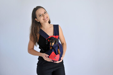 mulher com mochila para cachorro fofo, passeio canino 