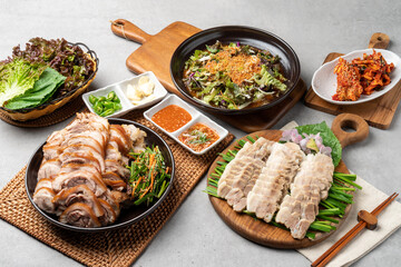Korean food, pig's feet, pork, bossam, lettuce, perilla leaves, spicy, garlic, pepper, salted shrimp,