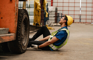 
Factory accident Car wheel hits employee's leg Call an emergency for quick treatment. - 767975058