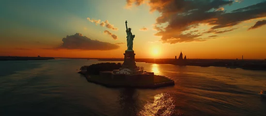 Papier peint adhésif Etats Unis sunset over the liberty statue