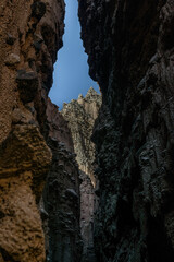 Cueva con muchas rocas 