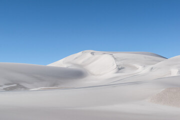 Fototapeta na wymiar Una Duna de arena clara, en un desierto. 