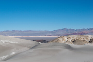 Desierto y valle con montañas de fondo. 