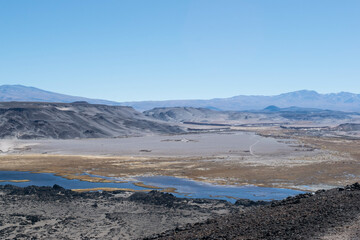 Un gran valle con monta&ntilde;a, rocas y lagos. 