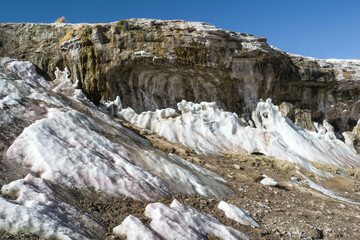 Fototapeta na wymiar Muralla de roca y hielo. Muy colorida. 