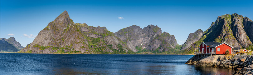Fjordlandschaft mit Rotem Holzhaus auf den Lofoten in Norwegen - 768006083