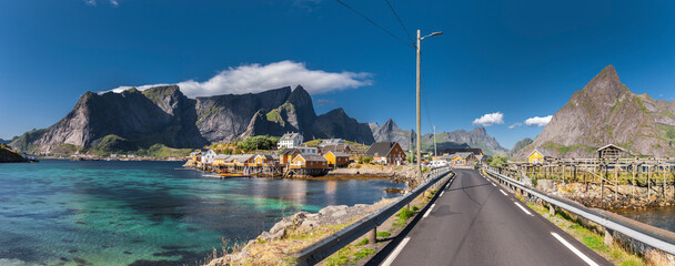 Ansicht von gelben Fischerhäusern bei Reine auf den Lofoten in Norwegen