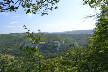 panorama sur la vallée du Doubs, rocher de la Baume à Mouthier-Haute-Pierre
