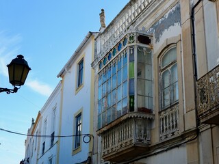 Obraz premium Vintage facade with old-fashioned faded balcony in Elvas, Portugal