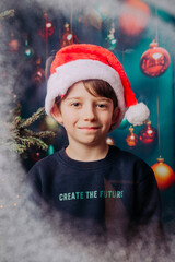 Enfant dans un décor de Noël rouge et vert