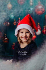 Petite fille dans un décor de Noël rouge et vert