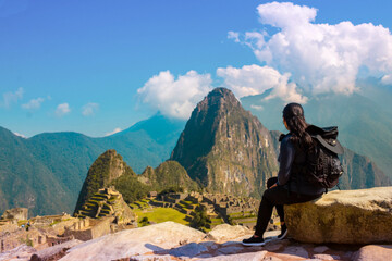 mujer turista sentada en la montaña con mpchila, Machu Picchu,el turismo y el concepto de...