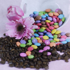 Stilleben mit Blumen, Kaffee und Süßigkeiten