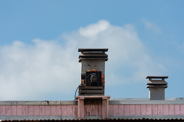 chimeneas en los techos bajo el sol