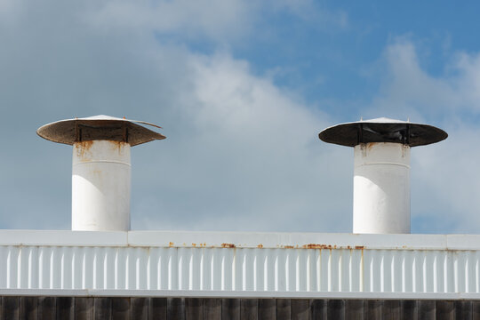 chimeneas en los techos bajo el sol