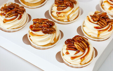 Obraz na płótnie Canvas Pumpkin spice caramel pecan cupcakes with cream cheese frosting