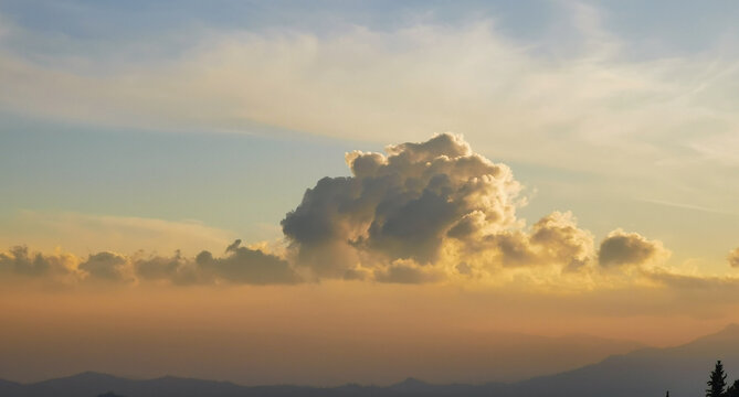 Nuvola atomica esplode di luce al tramonto sopra i monti e le valli