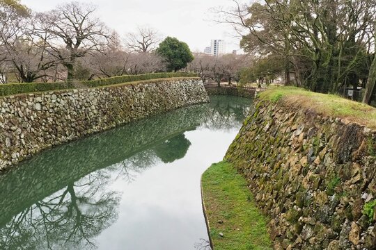 日本の国宝であり世界遺産の姫路城の水面に映る石垣の景色