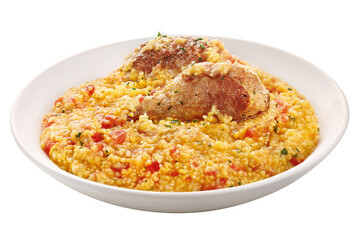 prato com receita brasileira de xerém de milho com galinha isolado em fundo transparente