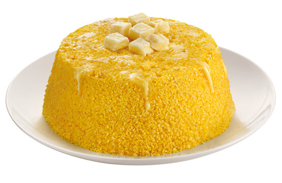 prato com cuscuz nordestino acompanhado de manteiga de garrafa e queijo branco isolado em fundo transparente