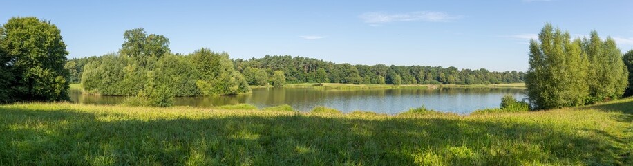 Idyllischer See mit grünem Ufer, Deutschland - obrazy, fototapety, plakaty