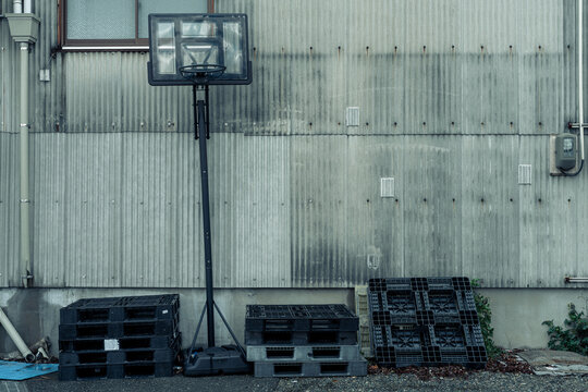 工場の壁とバスケットゴール