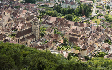 Vue de Poligny, capitale du Comté de Jura avec l'église collégiale de Saint-Hippolyte du point...