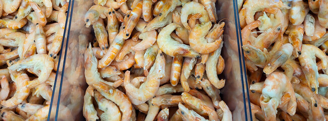 Freshly frozen shrimps are in the shop window.