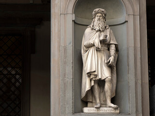 Leonardo Da Vinci statue made by Luigi Pampaloni, 1839. It is located in the Uffizi courtyard, in...