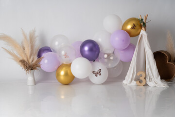 Fondo fotografico con globos lilas , blancos , y dorados para cumpla&ntilde;os 