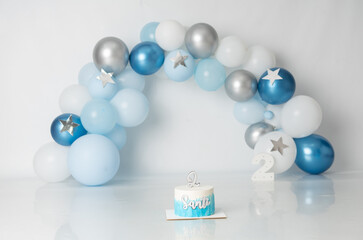 FONDO DE CUMPLEAÑOS  DECORADO CON GLOBOS BLANCOS AZULES Y GRIS CPN PASTEL