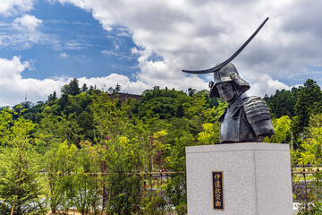 仙台 伊達政宗銅像と青葉城 - 768141451