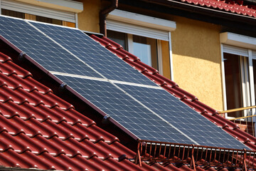 Panele słoneczna na dachu domu jednorodzinnego w europie.